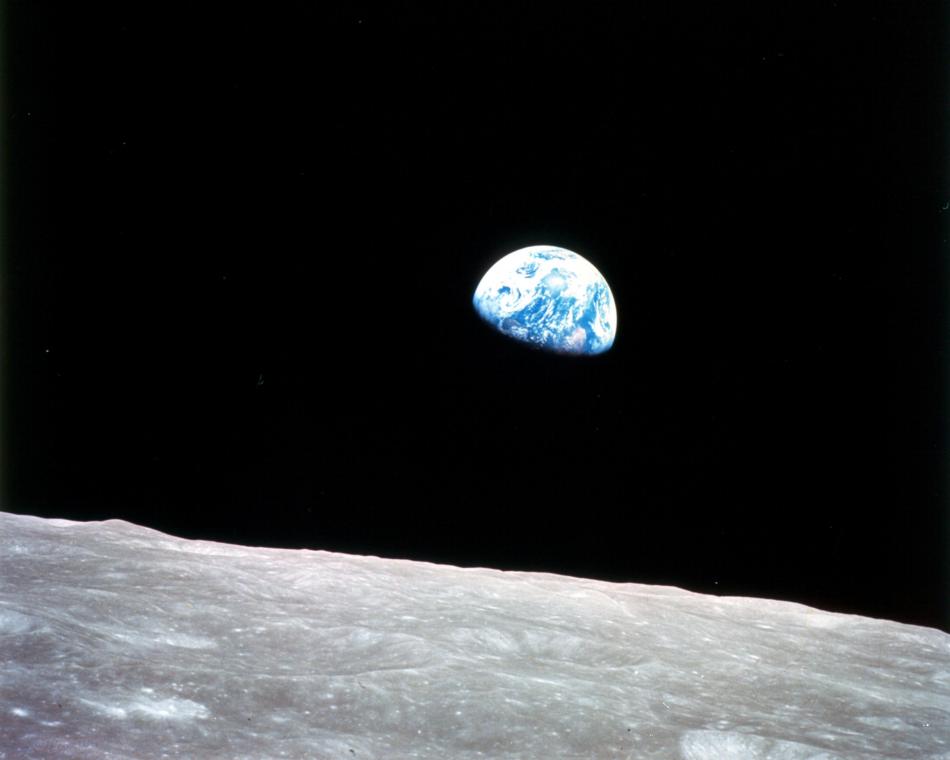 Earthrise.297755main_GPN-2001-000009_full_0_size956.jpg